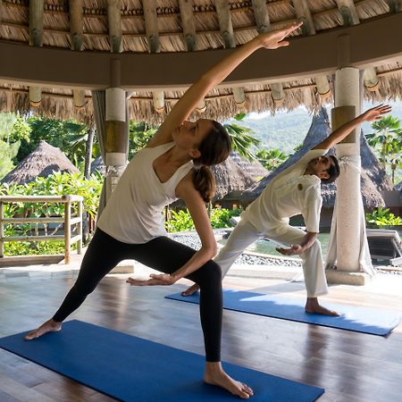 Hotel Constance Ephelia Port Glaud Esterno foto A yoga class at the Four Seasons Resort