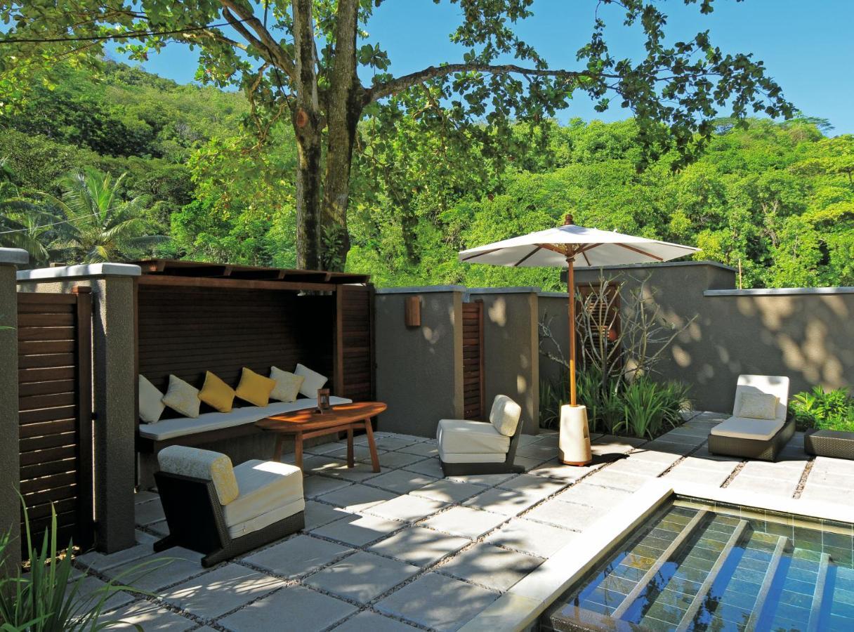 Hotel Constance Ephelia Port Glaud Esterno foto A private pool at the Four Seasons Hotel