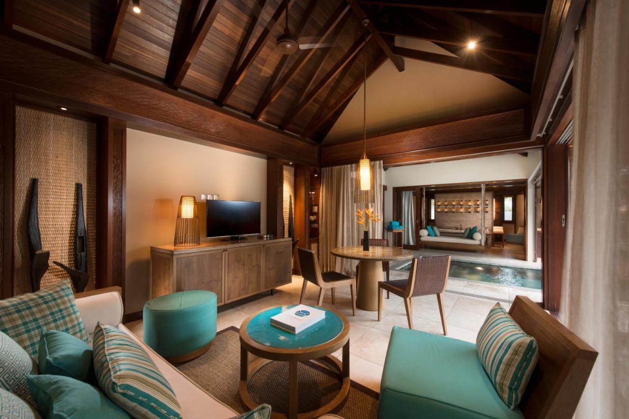 Hotel Constance Ephelia Port Glaud Esterno foto A living room in a villa at the resort