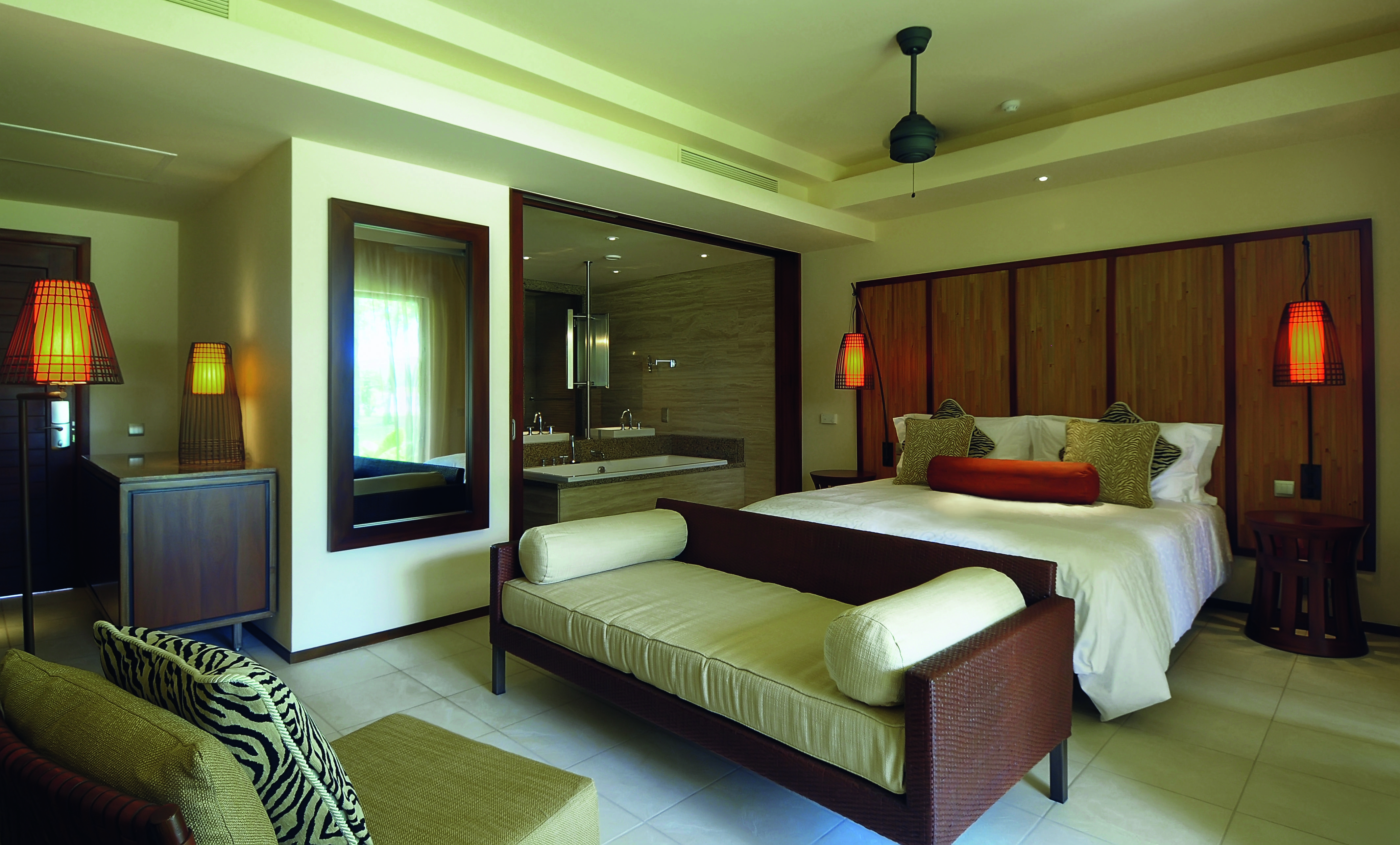 Hotel Constance Ephelia Port Glaud Esterno foto A bedroom at the resort