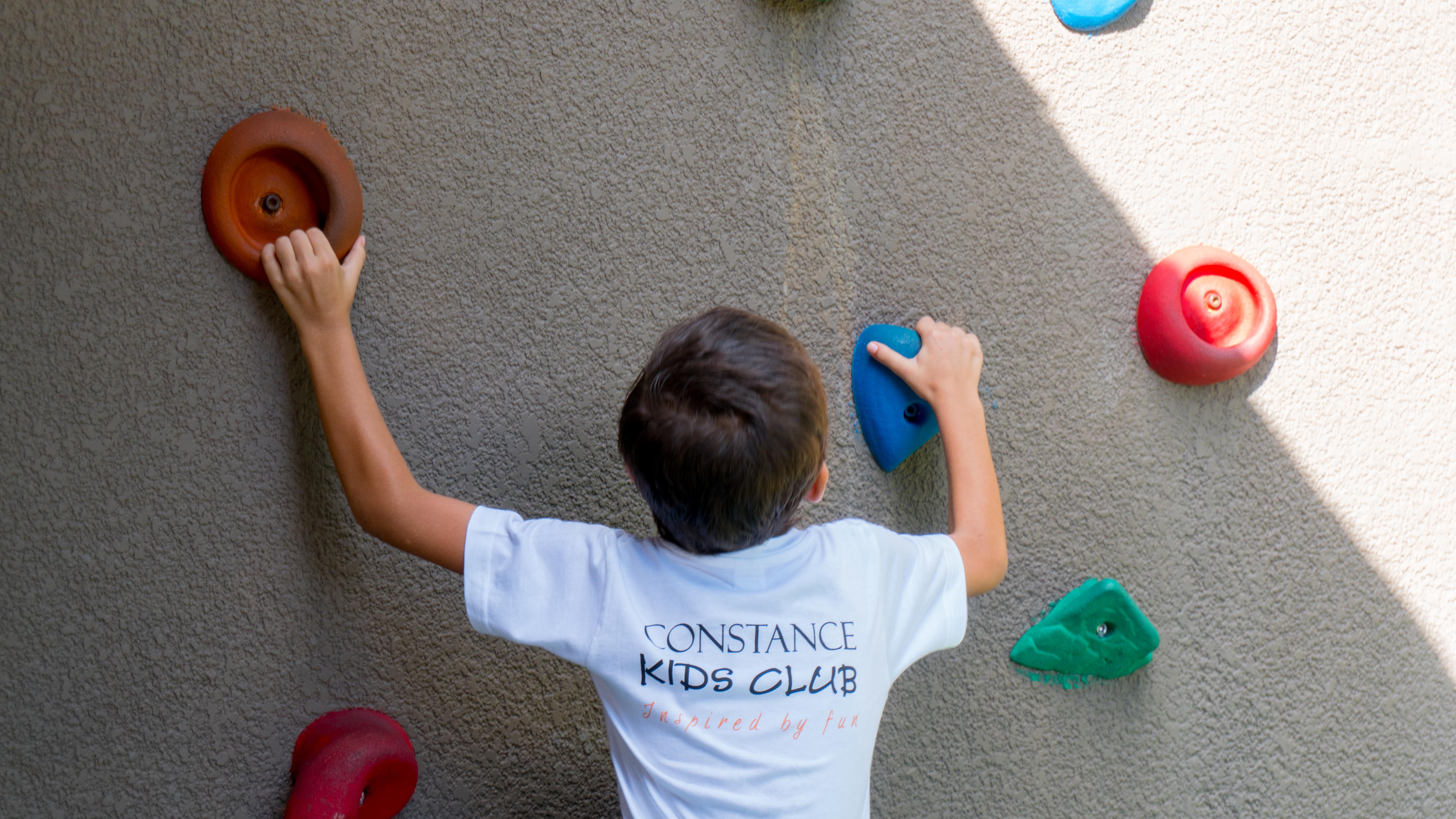 Hotel Constance Ephelia Port Glaud Esterno foto A child climbing a wall