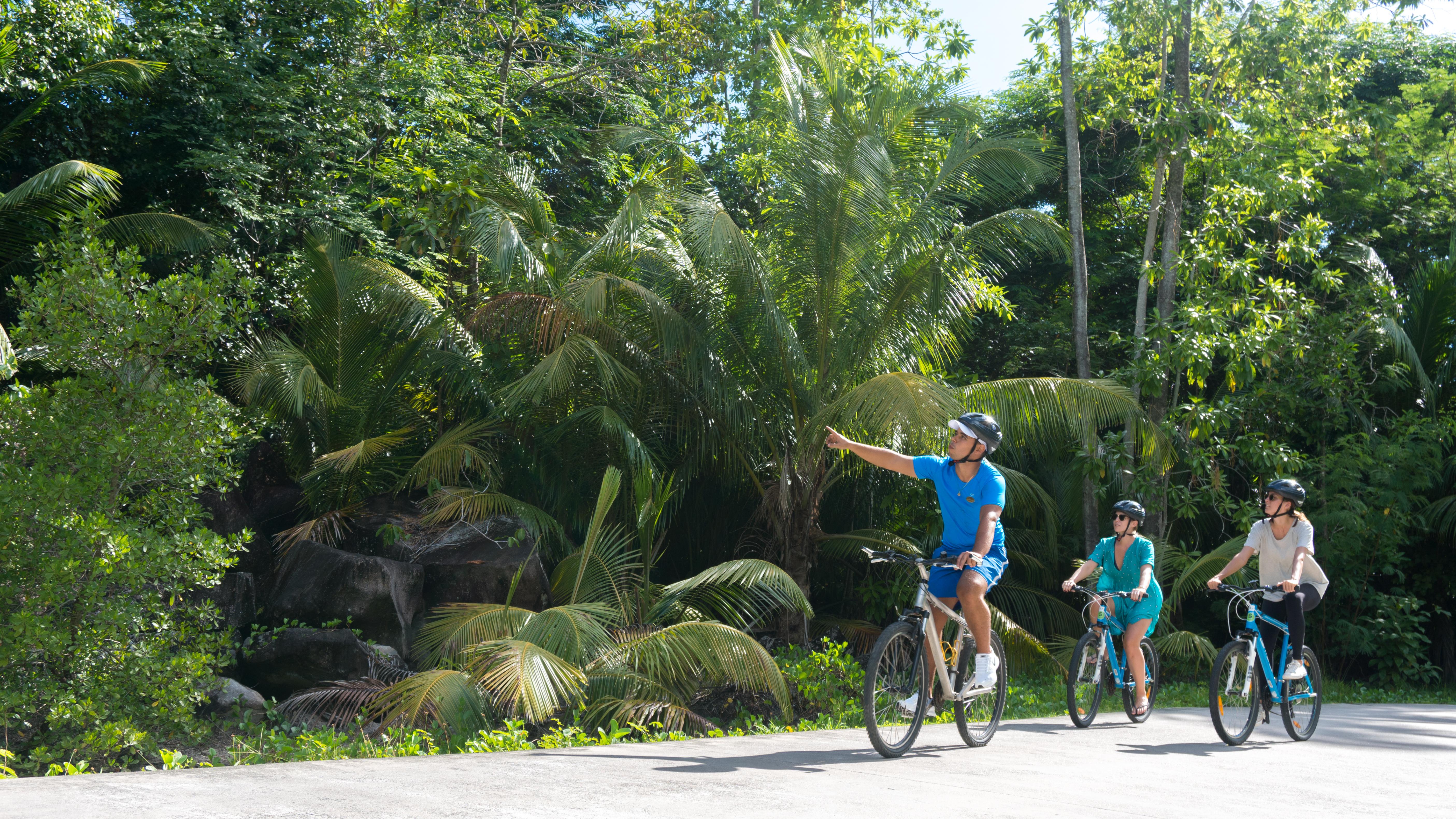 Hotel Constance Ephelia Port Glaud Esterno foto Biking in the jungle