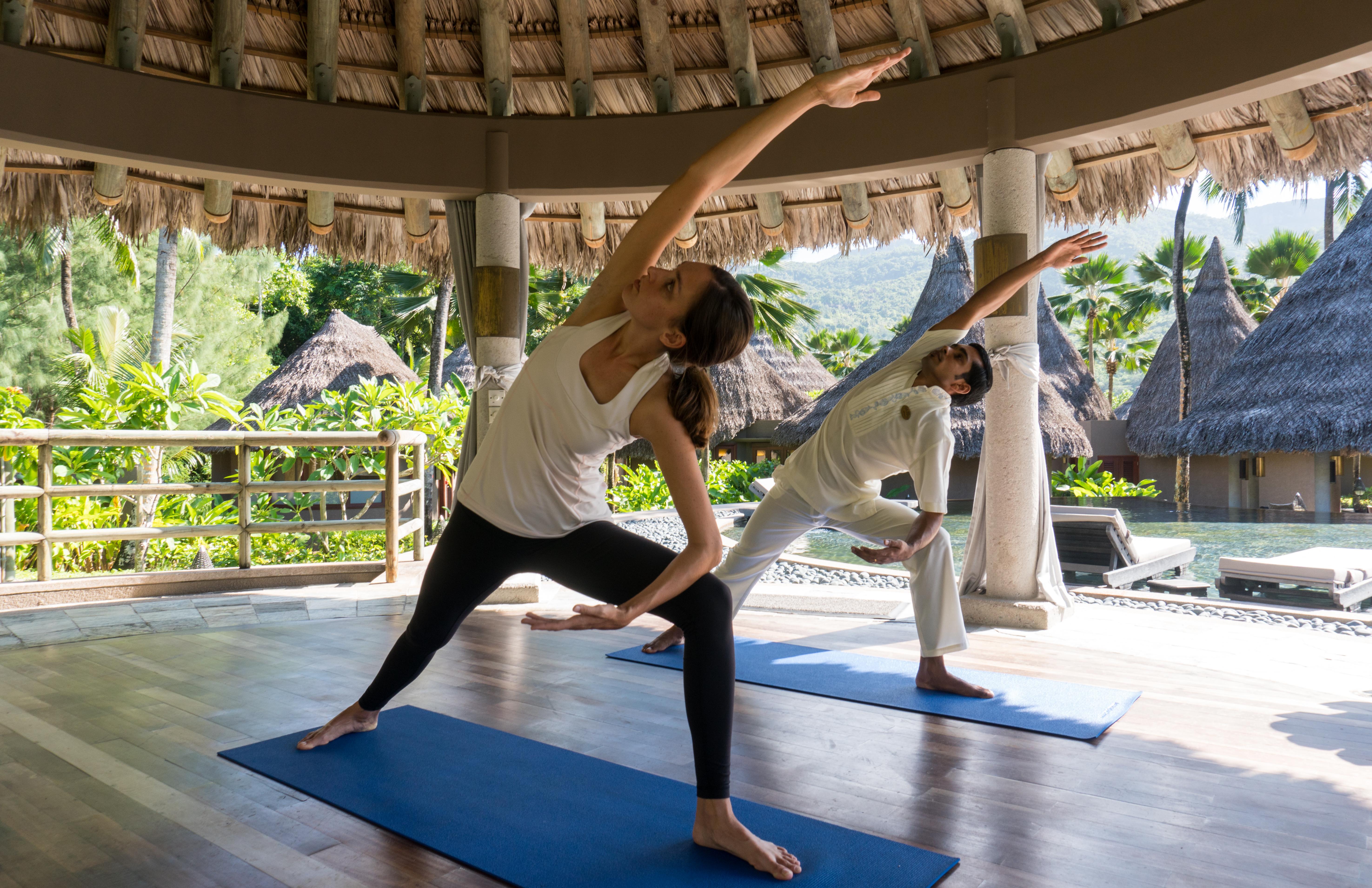 Hotel Constance Ephelia Port Glaud Esterno foto A yoga class at the Four Seasons Resort