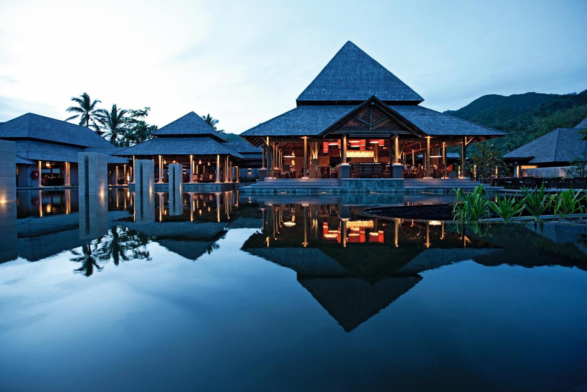 Hotel Constance Ephelia Port Glaud Esterno foto The resort's main building