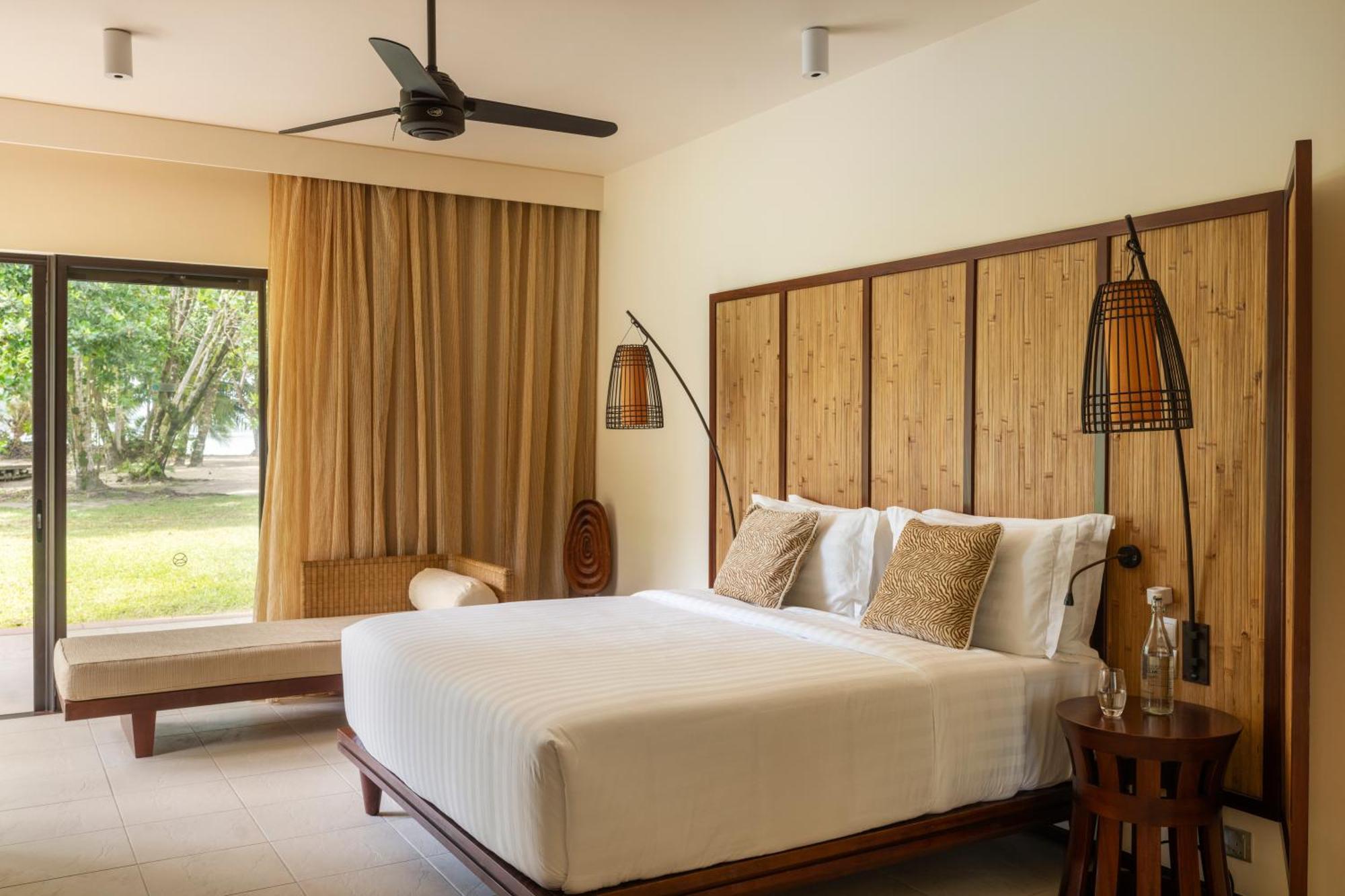 Hotel Constance Ephelia Port Glaud Esterno foto A bedroom at the resort