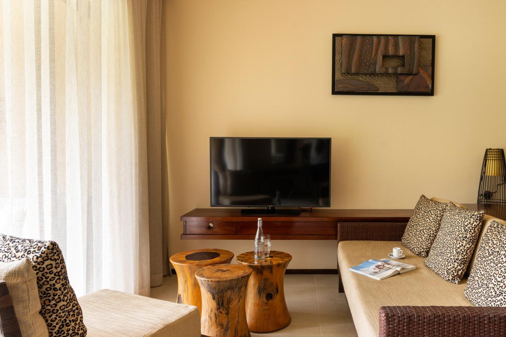 Hotel Constance Ephelia Port Glaud Esterno foto A living room at the hotel
