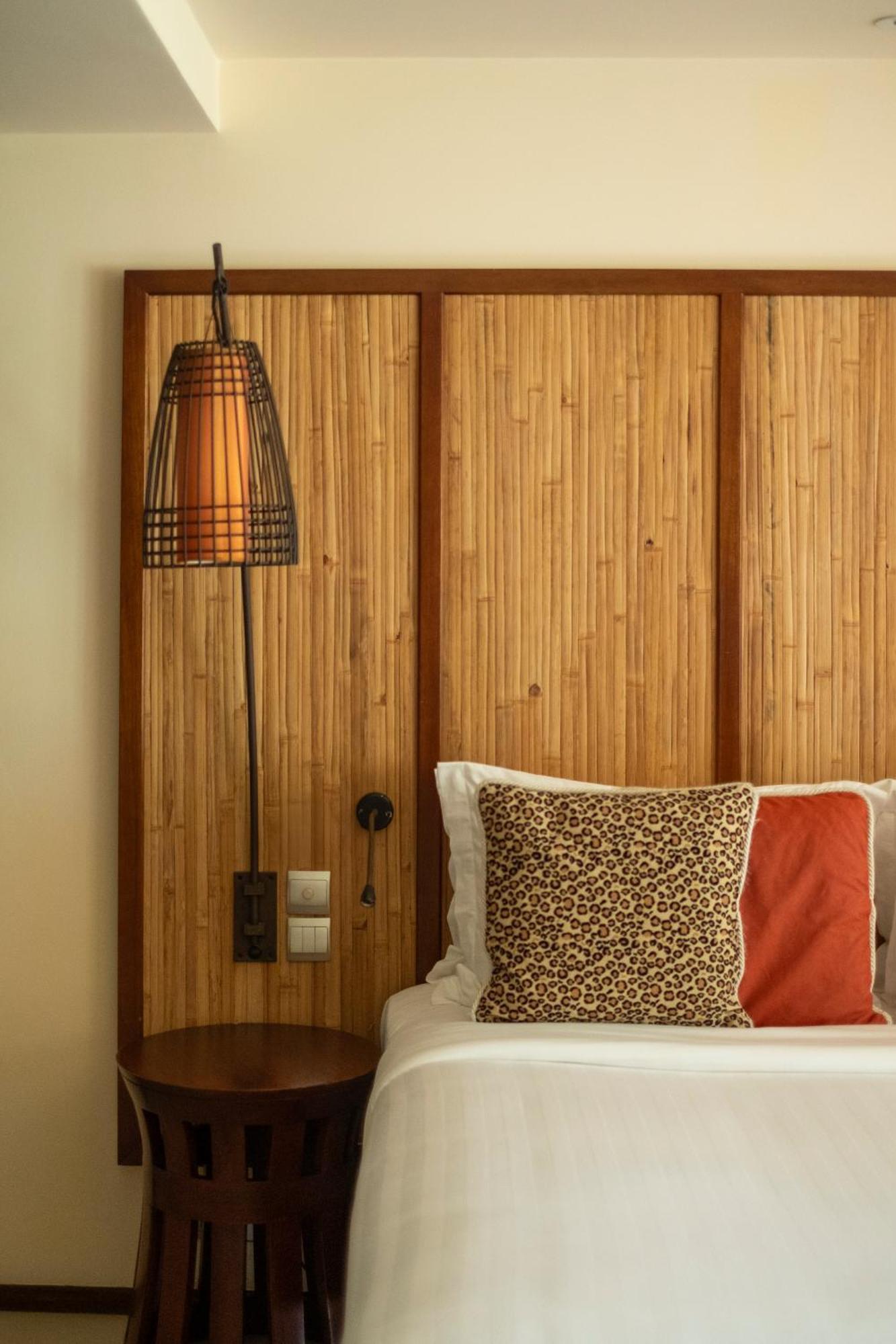 Hotel Constance Ephelia Port Glaud Esterno foto A wall light