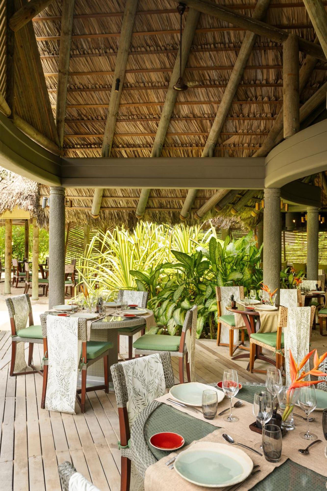 Hotel Constance Ephelia Port Glaud Esterno foto The restaurant at the resort
