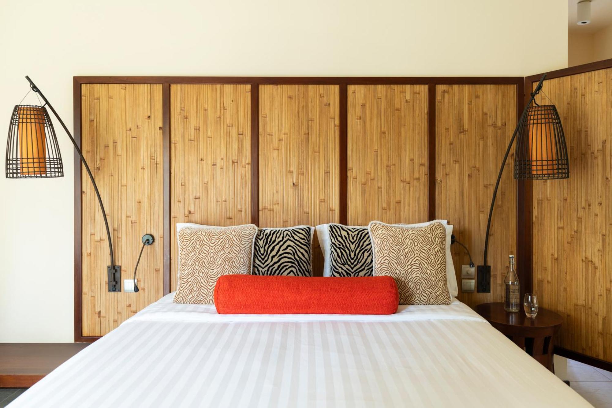 Hotel Constance Ephelia Port Glaud Esterno foto A bed with a headboard