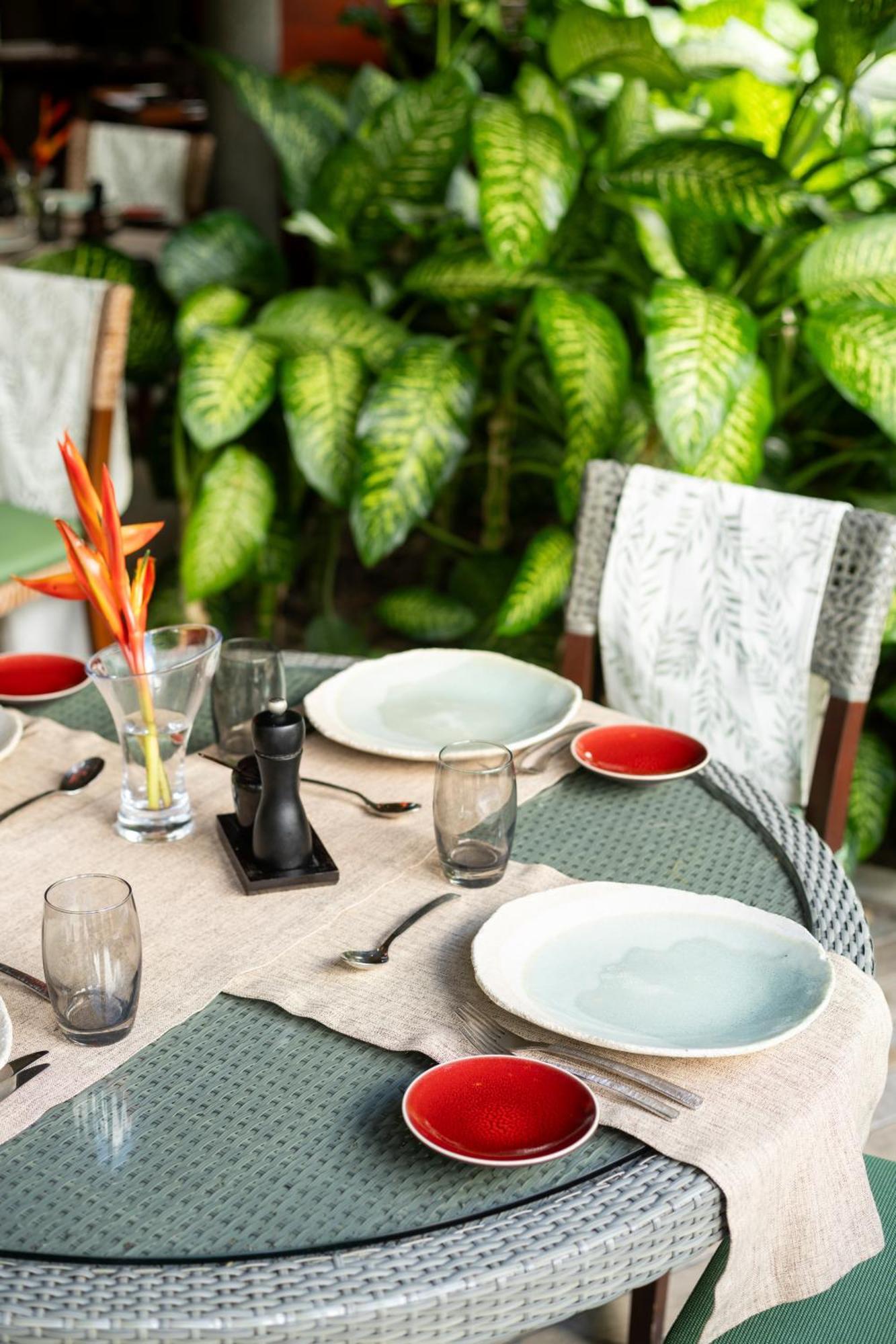 Hotel Constance Ephelia Port Glaud Esterno foto A table set for dinner