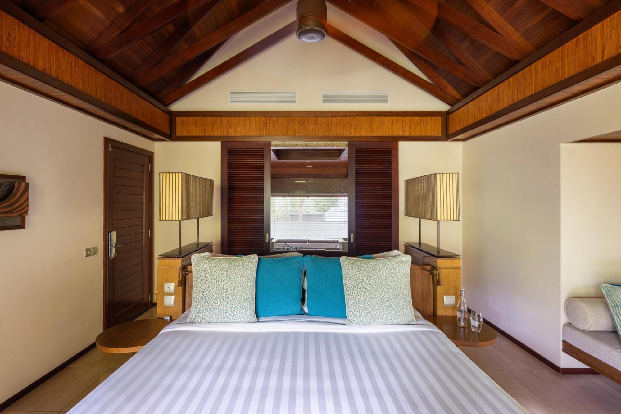 Hotel Constance Ephelia Port Glaud Esterno foto A bedroom at the resort