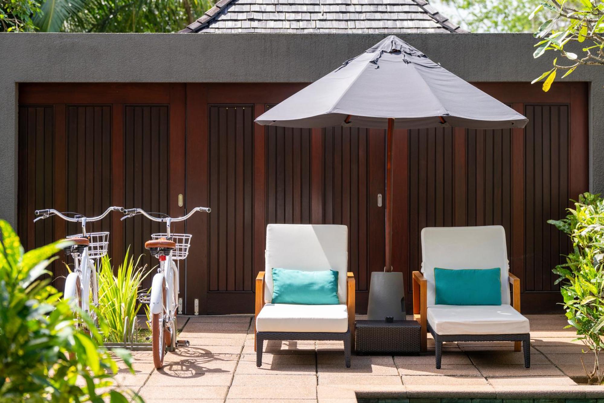 Hotel Constance Ephelia Port Glaud Esterno foto A poolside lounge at the hotel