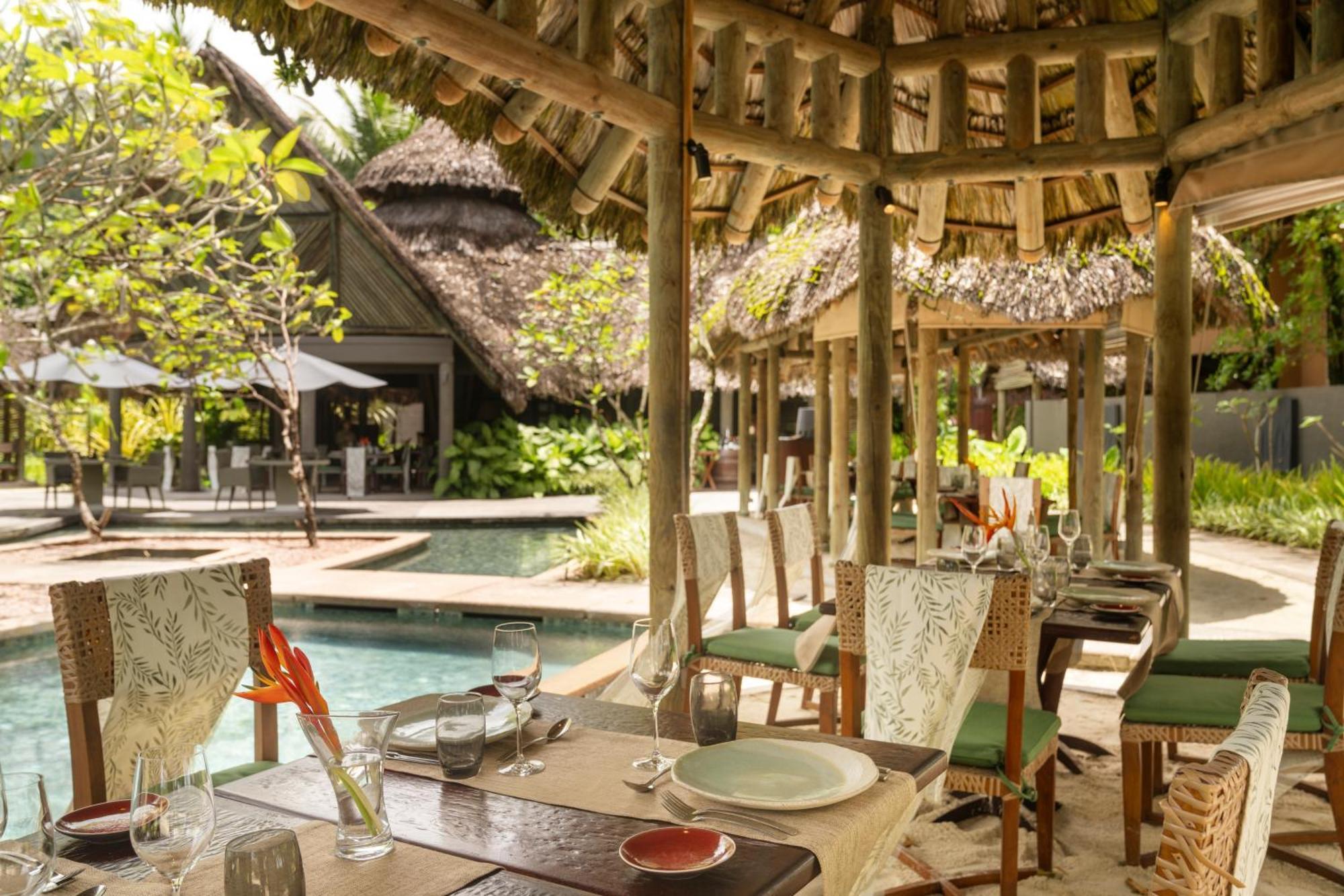 Hotel Constance Ephelia Port Glaud Esterno foto The restaurant at the resort