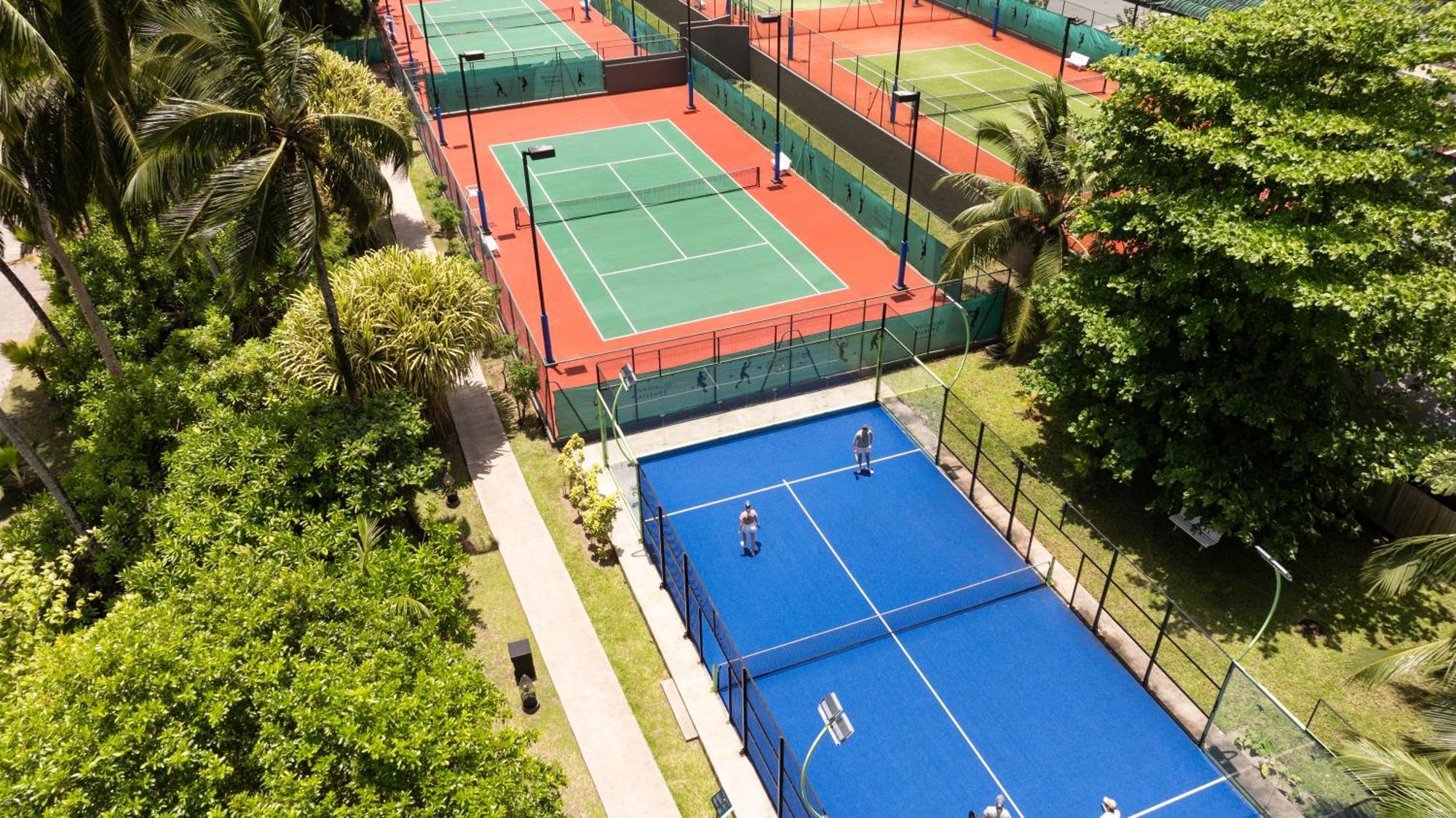 Hotel Constance Ephelia Port Glaud Esterno foto Tennis courts at the club
